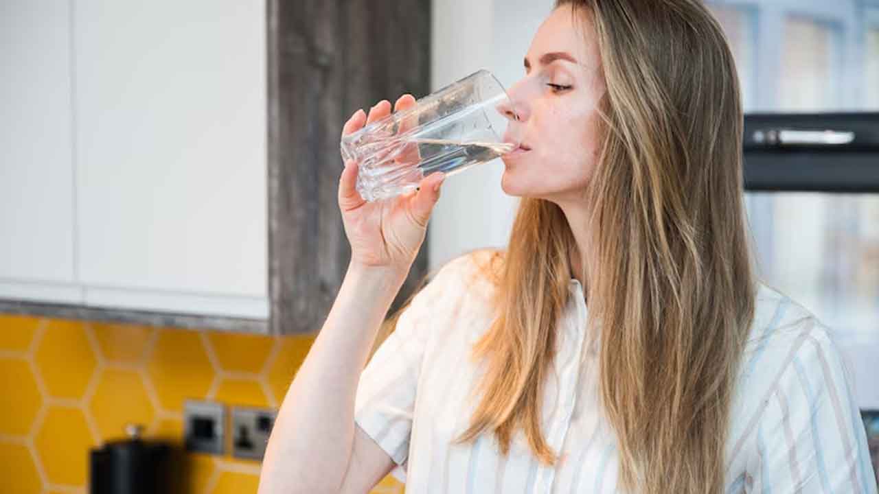 Water Drinking | రోజూ నీటిని త‌క్కువ‌గా తాగుతున్నారా..? అయితే ఎన్ని దుష్ప్ర‌భావాలు క‌లుగుతాయో తెలుసా..?