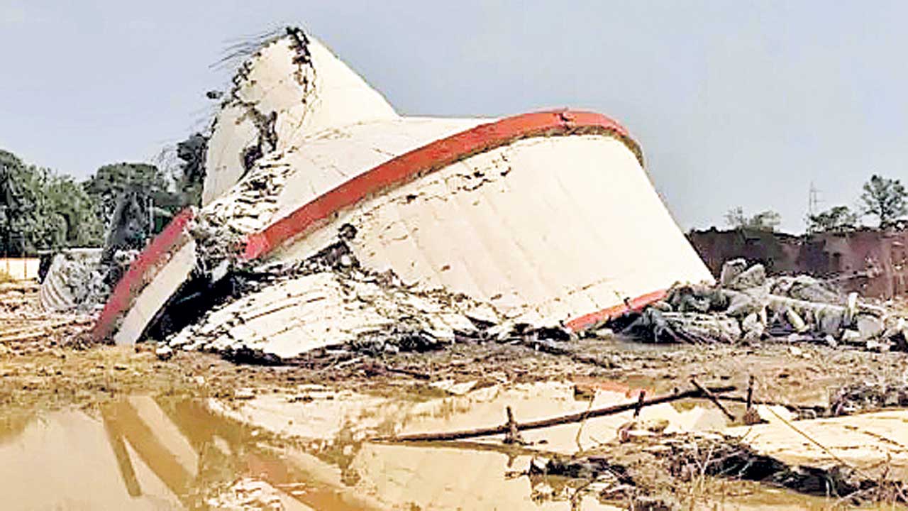 21 కోట్లతో నిర్మాణం.. ప్రారంభానికి ముందే కూలిన ట్యాంక్‌