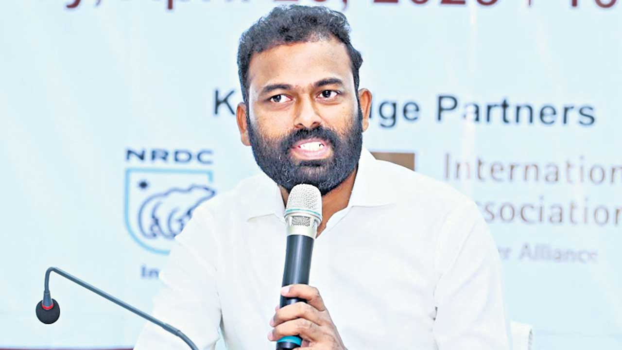 అరెస్టులు ఎవరిని కాపాడేందుకు?