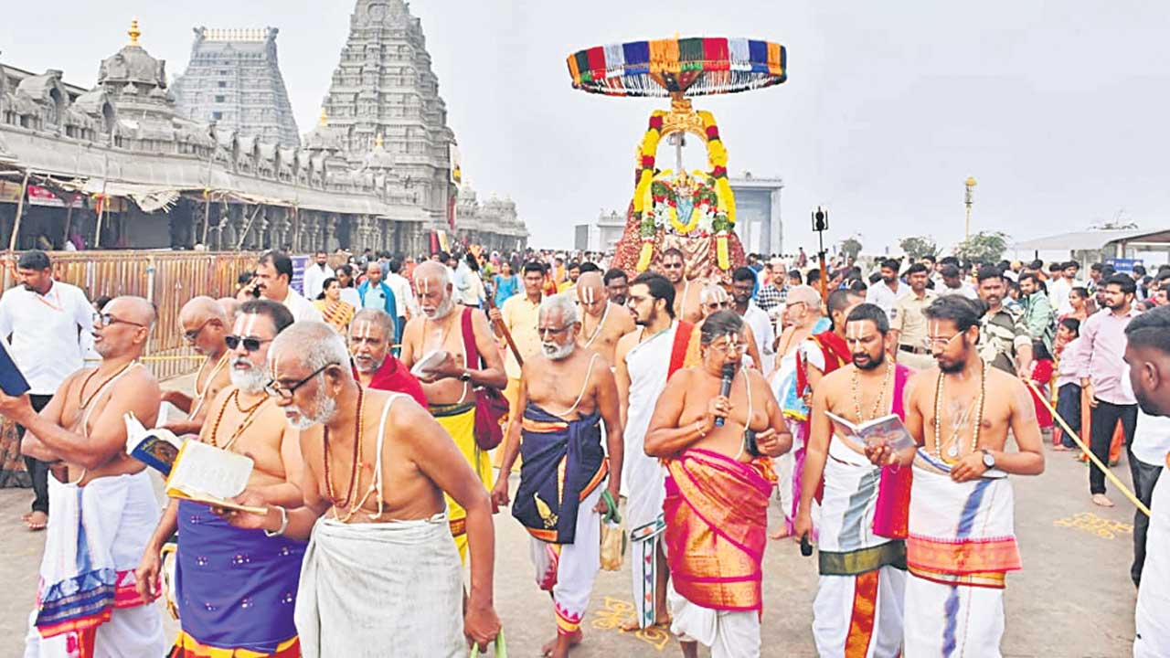 గుట్టలో అధ్యయనోత్సవాలు పరిసమాప్తం