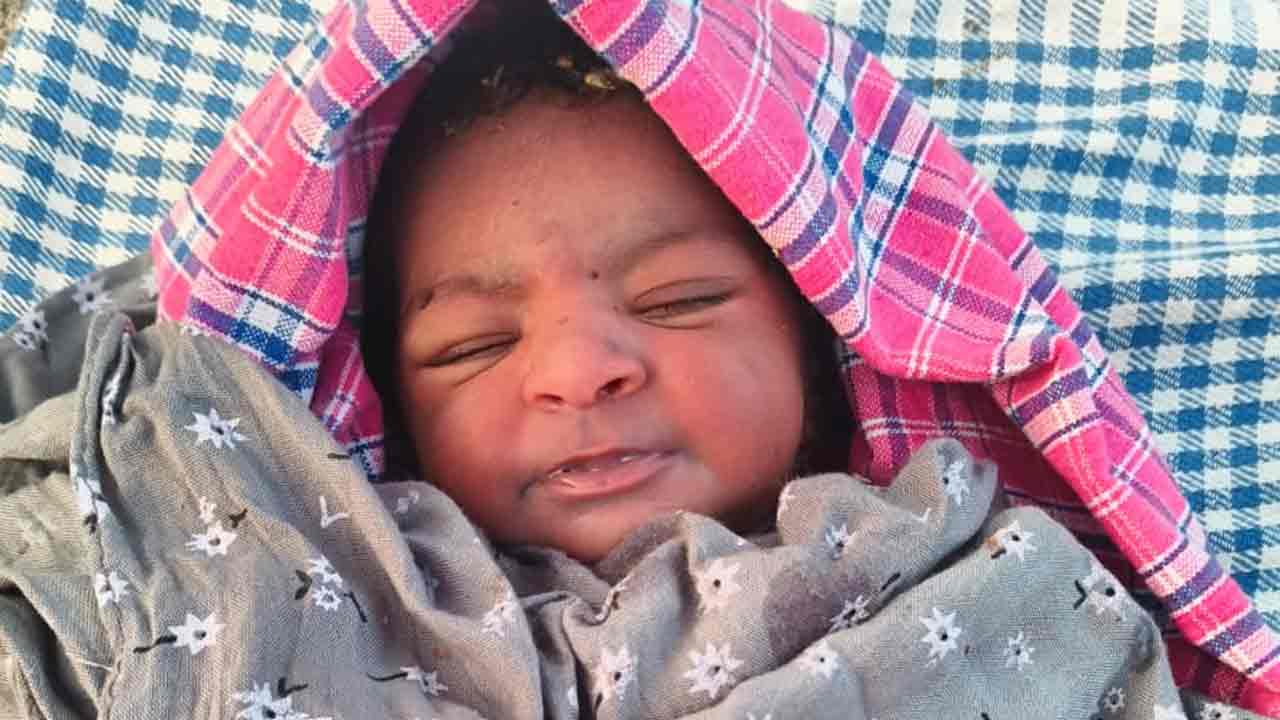 గుడి దగ్గర పసికందును వదిలేసి వెళ్లిన దుండగులు.. యాదాద్రి భువనగిరి జిల్లాలో అమానవీయం