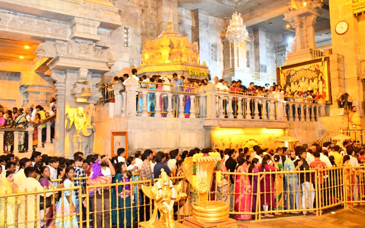 Yadagirigutta : యాదగిరిగుట్టలో భక్తుల రద్దీ