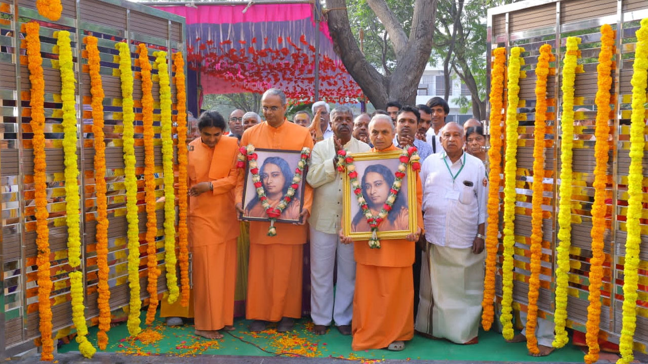 Yogada Satsang Society: అజ్ఞానమనే చీకటిని తొలగించే వాడే గురువు: స్వామి స్మరణానంద