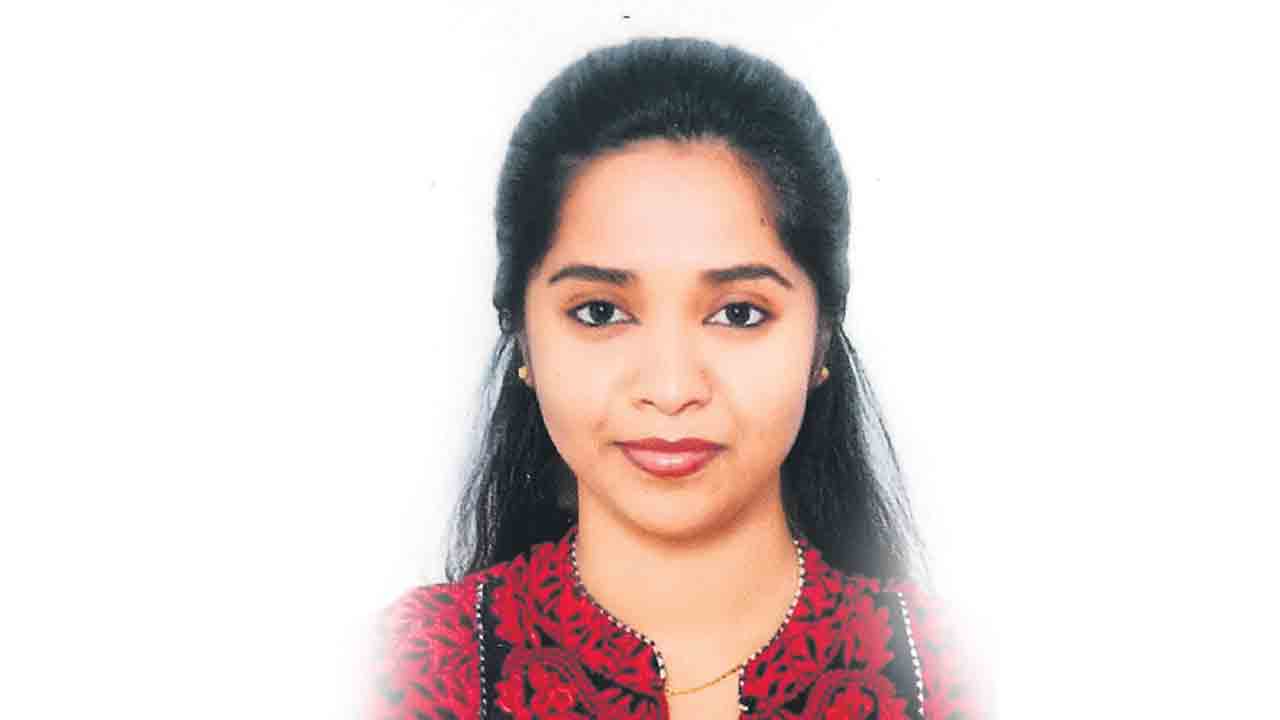 మా కూతురు మృతదేహాన్ని అప్పగించండి