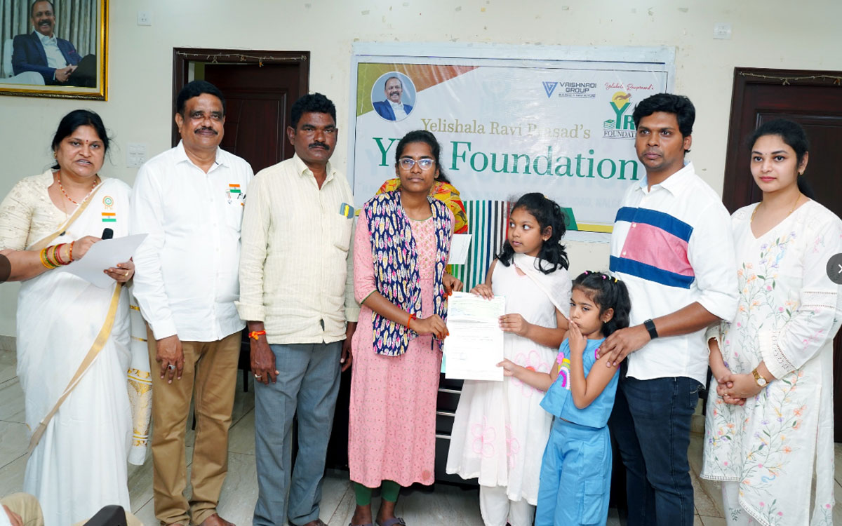 Ramagiri : పేద విద్యార్థుల చదువుకు “వైఆర్‌పీ” చేయుత