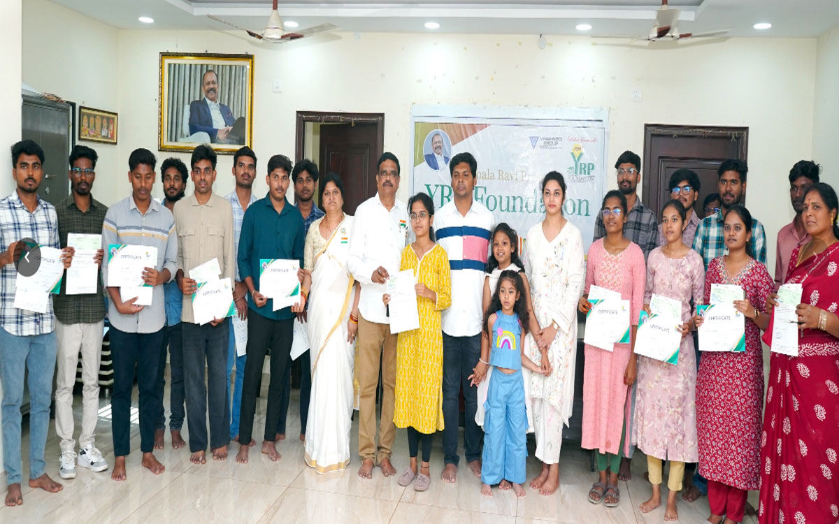 Ramagiri : పేద విద్యార్థుల చదువుకు "వైఆర్పీ" చేయుత