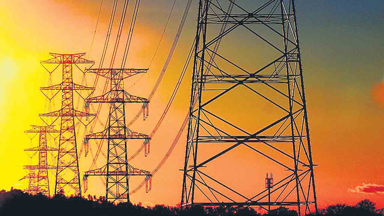 నాలుగో తేదీ దాటినా నో శాలరీ.. విద్యుత్తు సంస్థల్లో ఇంకా జీతాలే ఇవ్వని వైనం