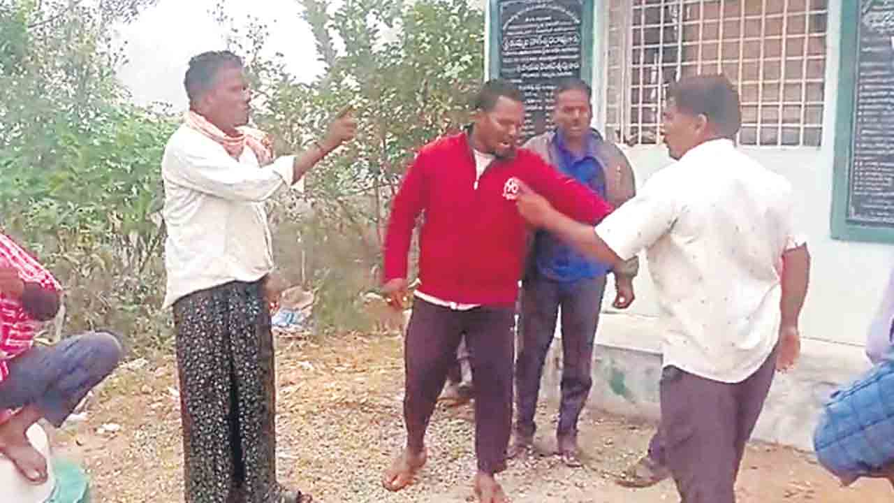 కరెంట్‌ కోతలపై రైతుల ఆగ్రహం.. విద్యుత్తు అధికారులతో వాగ్వాదం