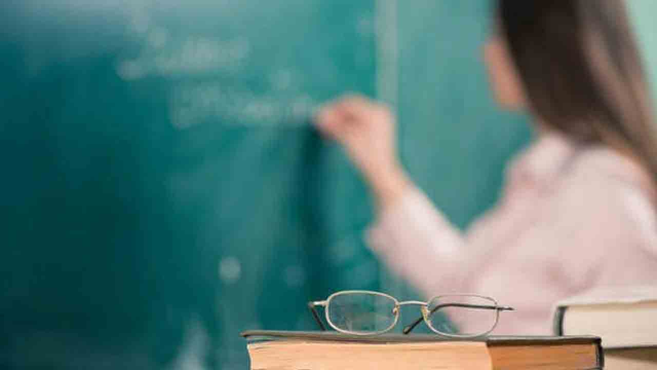 ఇంటర్‌ లెక్చరర్స్‌, ల్యాబ్‌ సిబ్బంది తొలగింపు