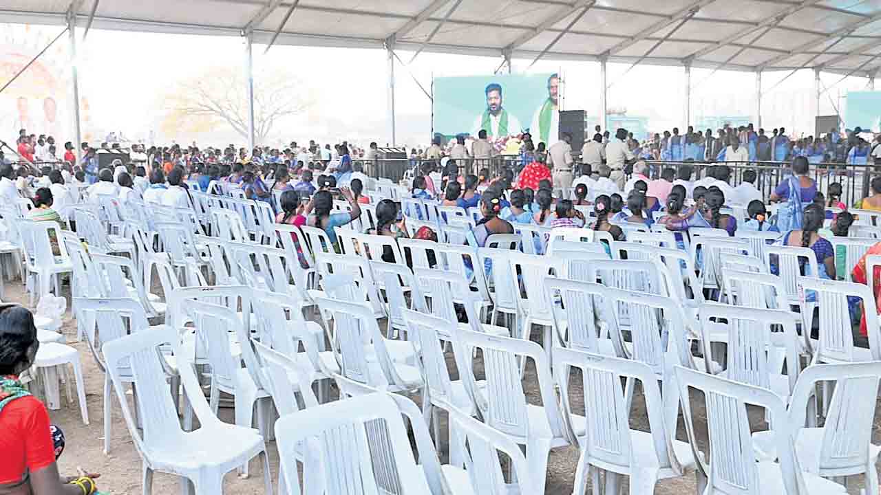 సీఎం సభలో ఖాళీ కుర్చీలే.. మిర్యాలగూడ ప్రచారంలో కానరాని జనం స్పందన