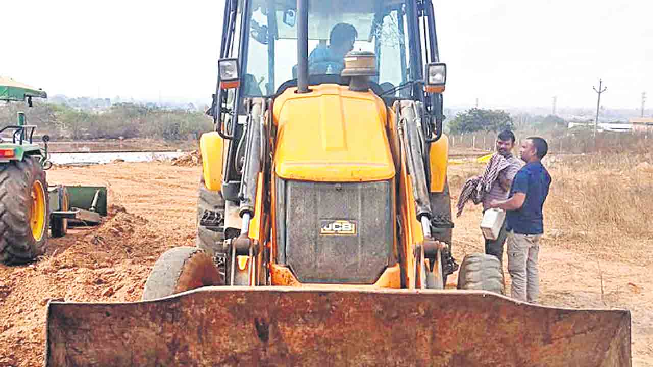 మేడిపల్లిలో ఫ్యూచర్‌సిటీ రోడ్డు పనులు అడ్డగింత