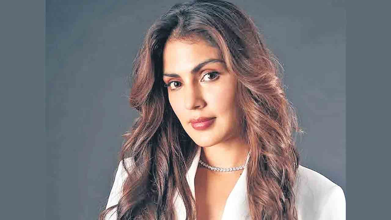 రియా చక్రవర్తి రీఎంట్రీ