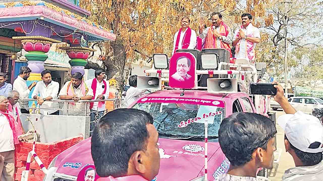 పొద్దుగాల తిట్టుడు.. రాత్రి సీఎం కాళ్లు మొక్కుడు