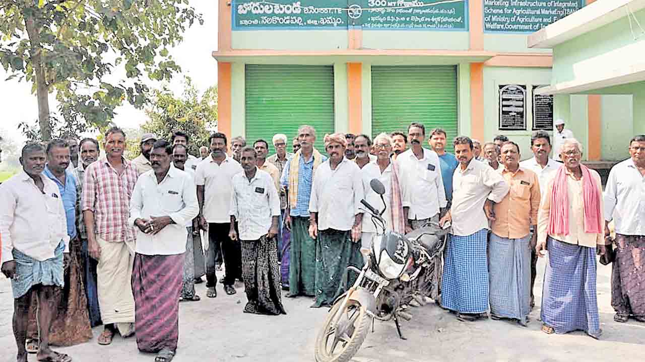 కండ్లముందే యూరియా ఉన్నా దొరకట్లేదు!