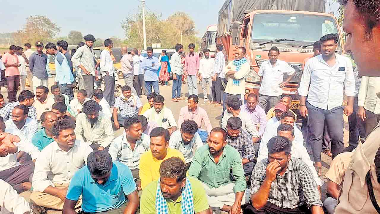 సాగునీటి కోసం రైతుల రాస్తారోకో