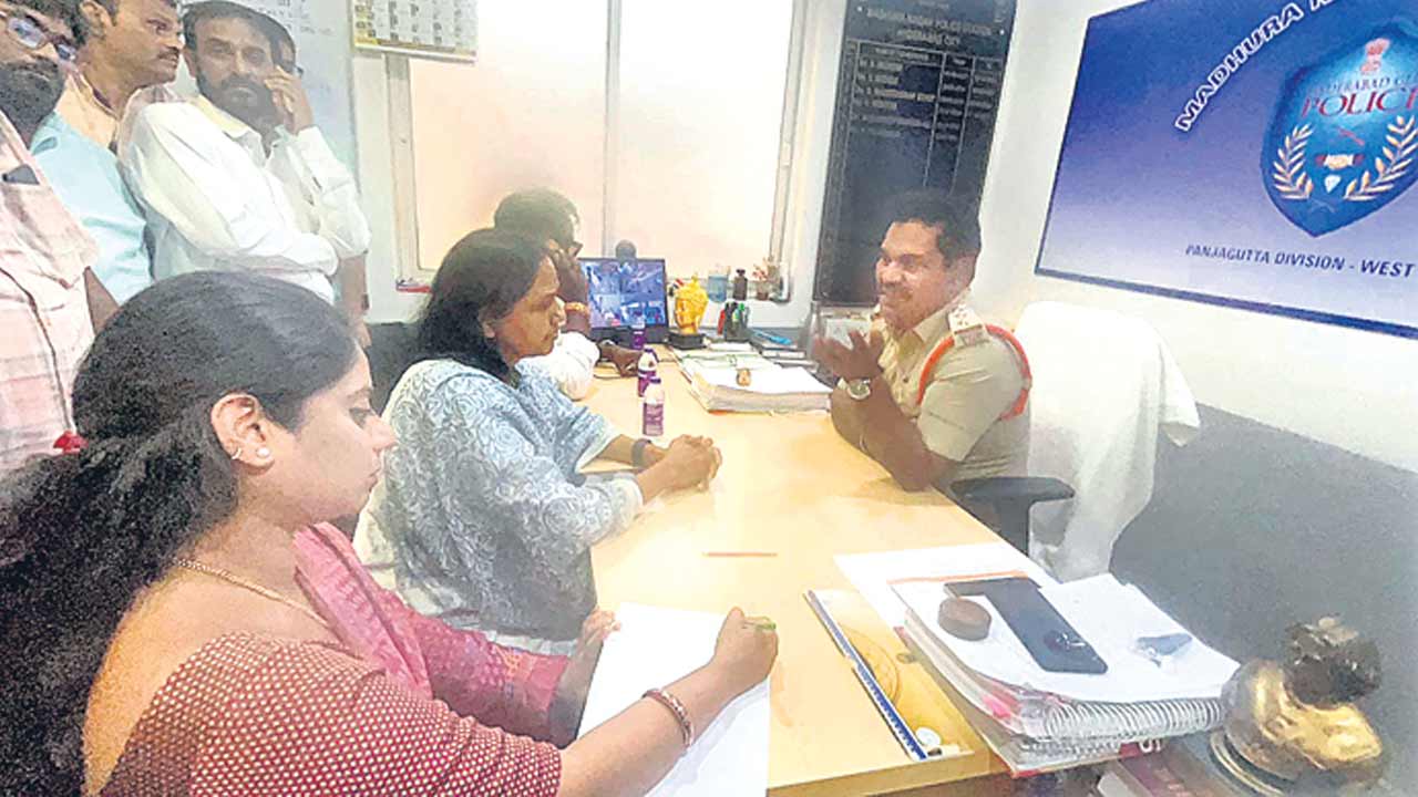 బీఆర్‌ఎస్‌ మహిళా నేతపై కాంగ్రెస్‌ జులుం