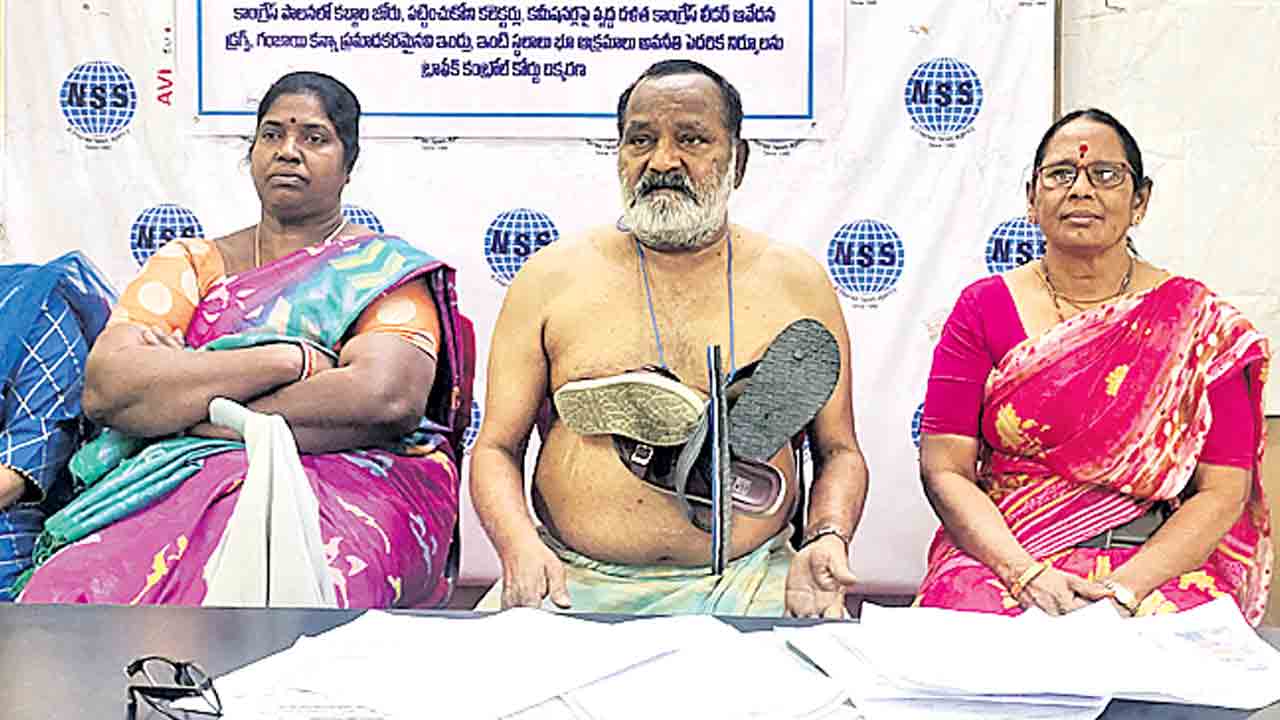 భూకబ్జాపై కాంగ్రెస్‌ నేత నిరసన