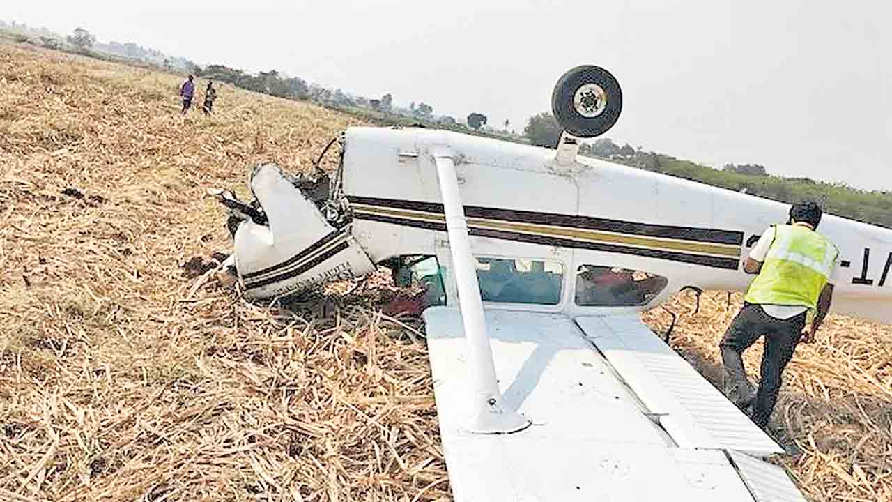 కర్ణాటకలో కూలిన ప్రైవేట్‌ విమానం