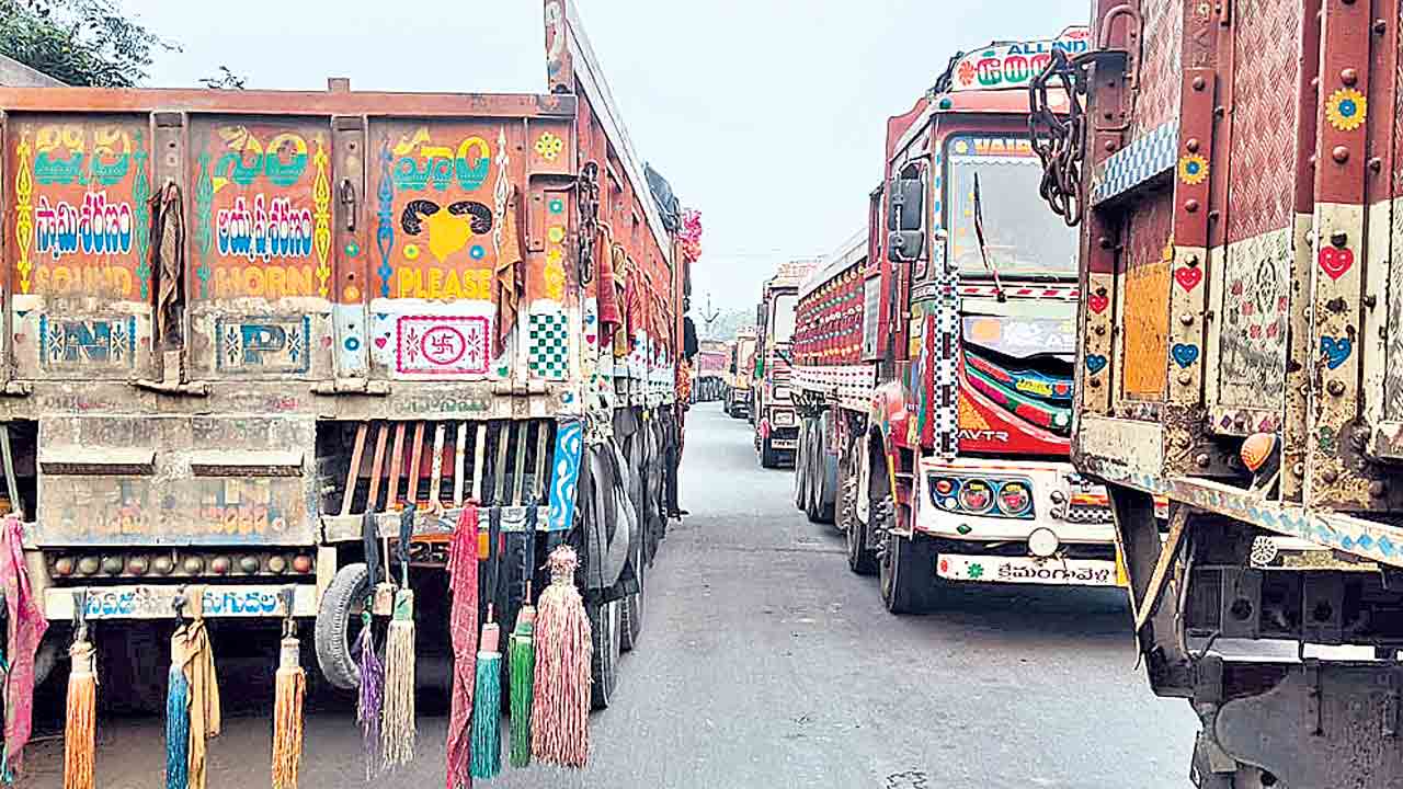 దుమ్ముతో చచ్చిపోతున్నం.. రెడ్డిపల్లిలో ఇసుక లారీలను అడ్డుకున్న స్థానికులు