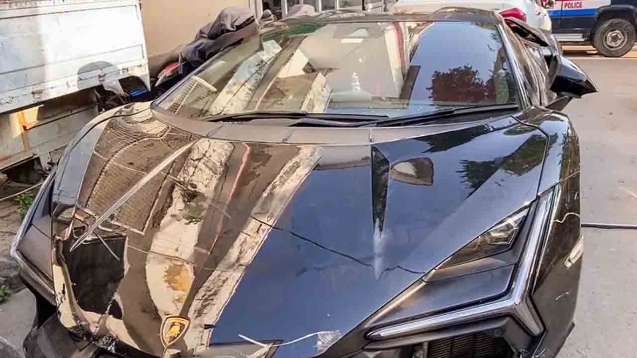 మద్యం మత్తులో ప్రజల పైకి లగ్జరీ కారు