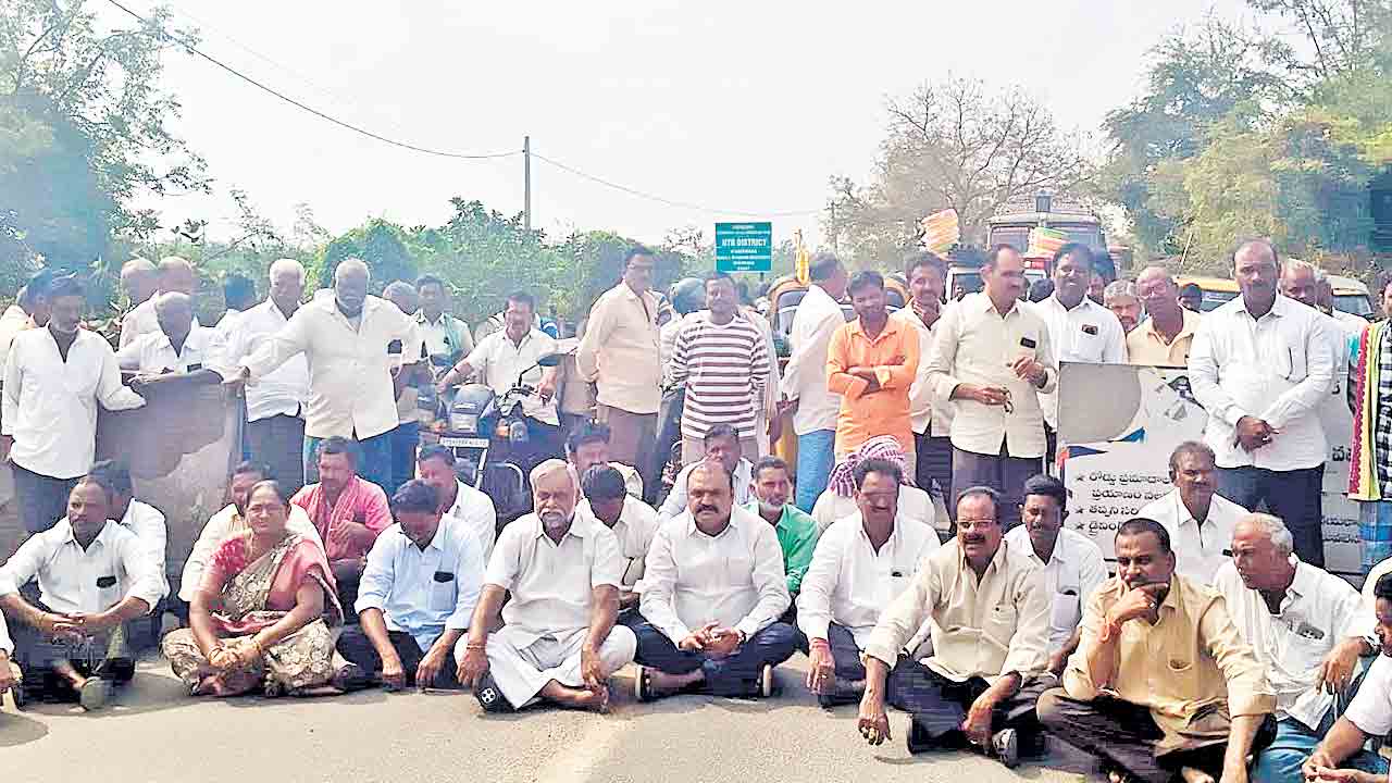 సాగర్‌ నీటి కోసం రైతుల ధర్నా.. తెలంగాణ సరిహద్దు రహదారిపై బైఠాయింపు