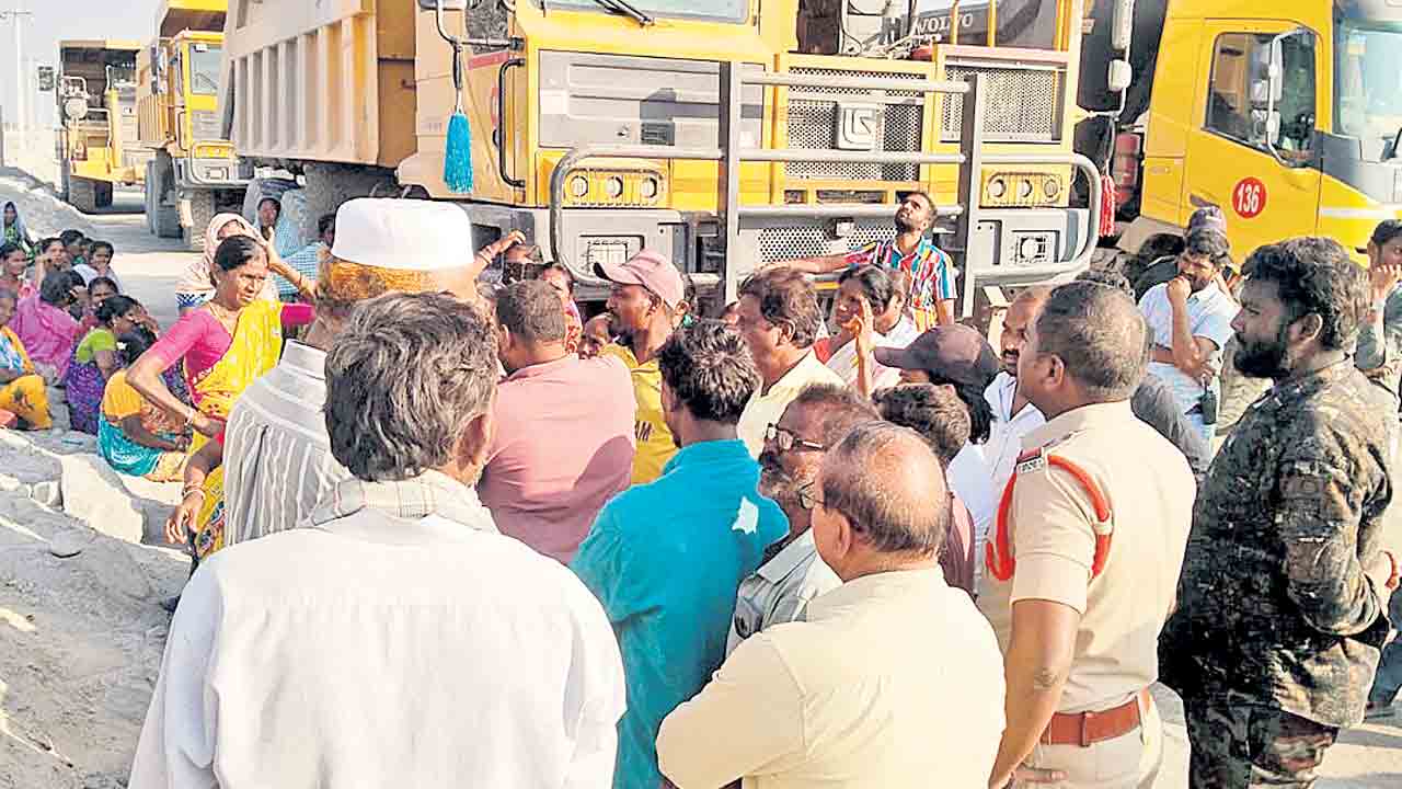 తాడిచెర్ల ఓసీపీ వద్ద ఉద్రిక్తత.. బొగ్గు ఉత్పత్తి పనుల అడ్డగింత