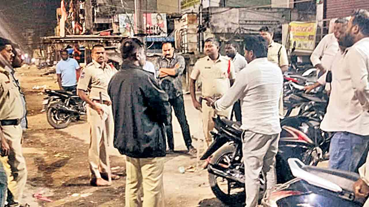 ఓటమి భయంతో కాంగ్రెస్‌ బరితెగింపు.. డబ్బుల పంపిణీ అడ్డుకున్న బీఆర్‌ఎస్‌ నేతలు