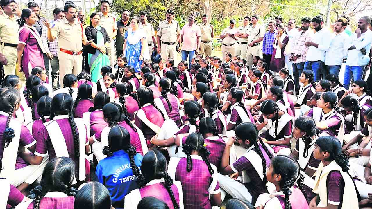 ప్రిన్సిపాల్‌ వేధింపులు భరించలేం.. ఆమెను వెంటనే సస్పెండ్‌ చేయాలి