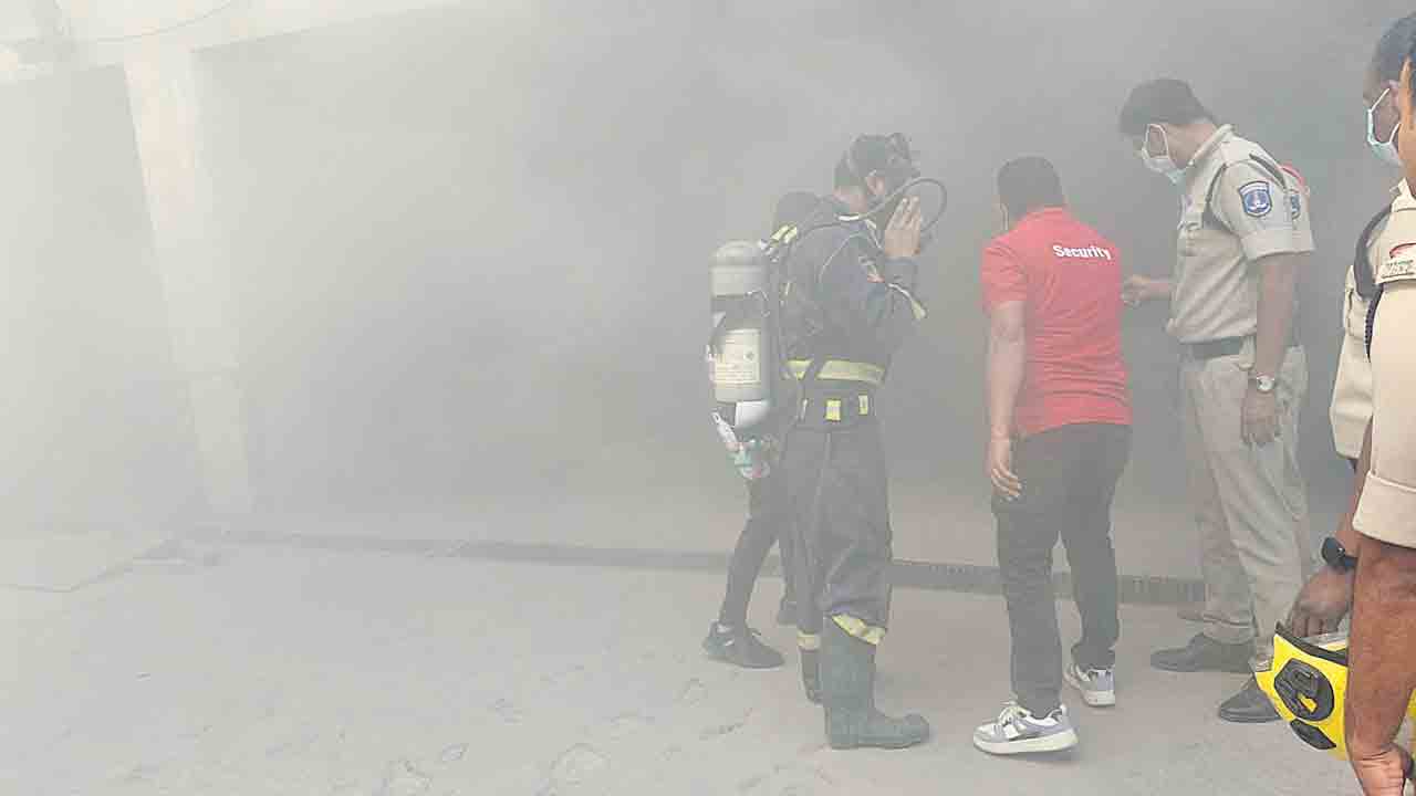 వాణిజ్య భవనం సెల్లార్‌లో దట్టమైన పొగలు.. భయాందోళనలో విద్యార్థులు