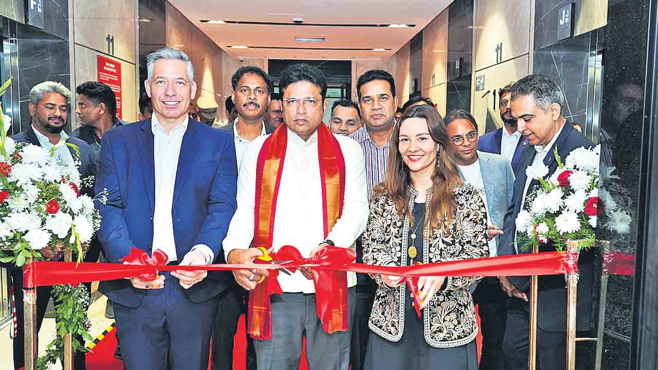 హైదరాబాద్‌లో యూబీఎస్‌ జీసీసీ.. వచ్చే రెండేండ్లలో 3 వేల ఉద్యోగాలు