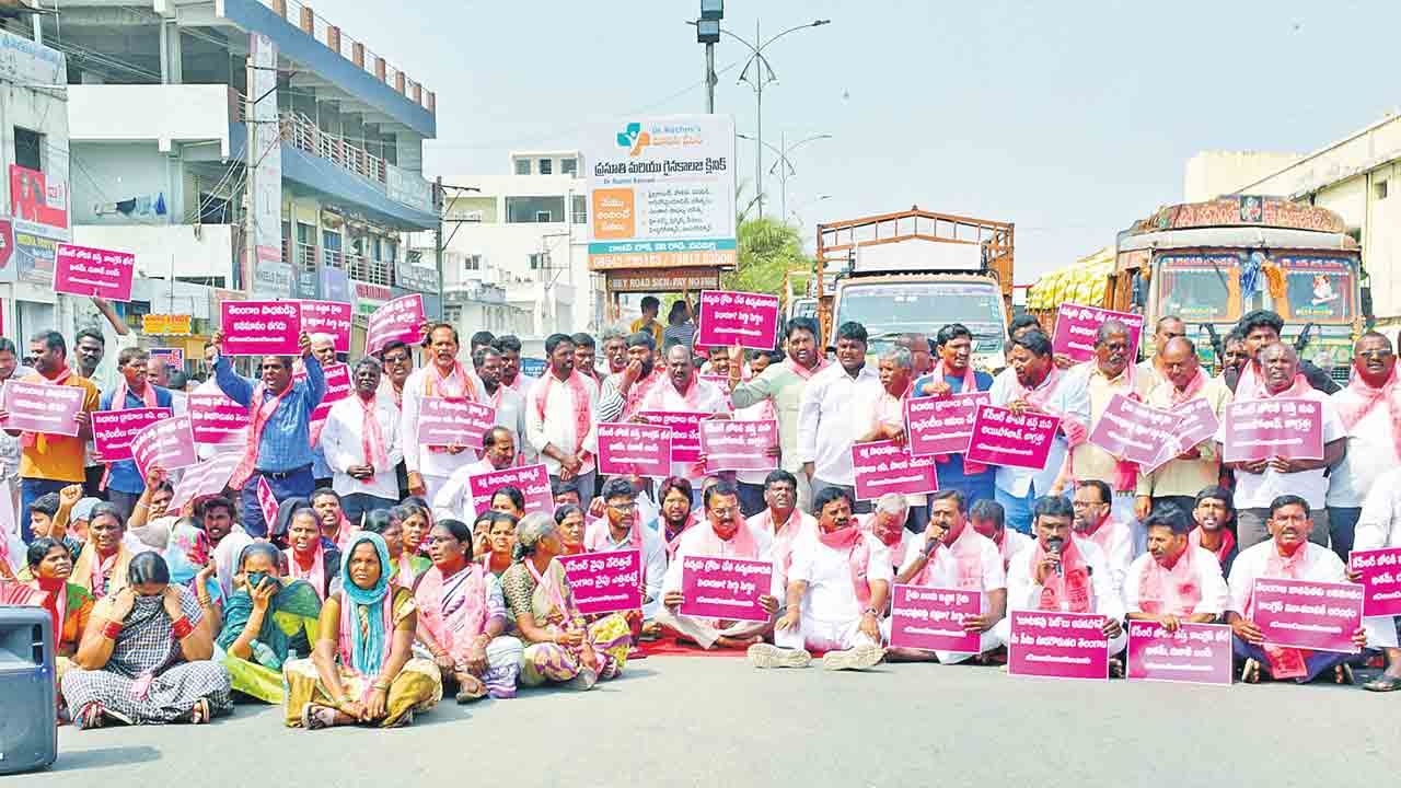 వనపర్తి జిల్లా కేంద్రంలో నిరసన తెలుపుతున్న మాజీ మంత్రి నిరంజన్‌రెడ్డి, శాసన మండలి మాజీ చైర్మన్‌ స్వామిగౌడ్‌