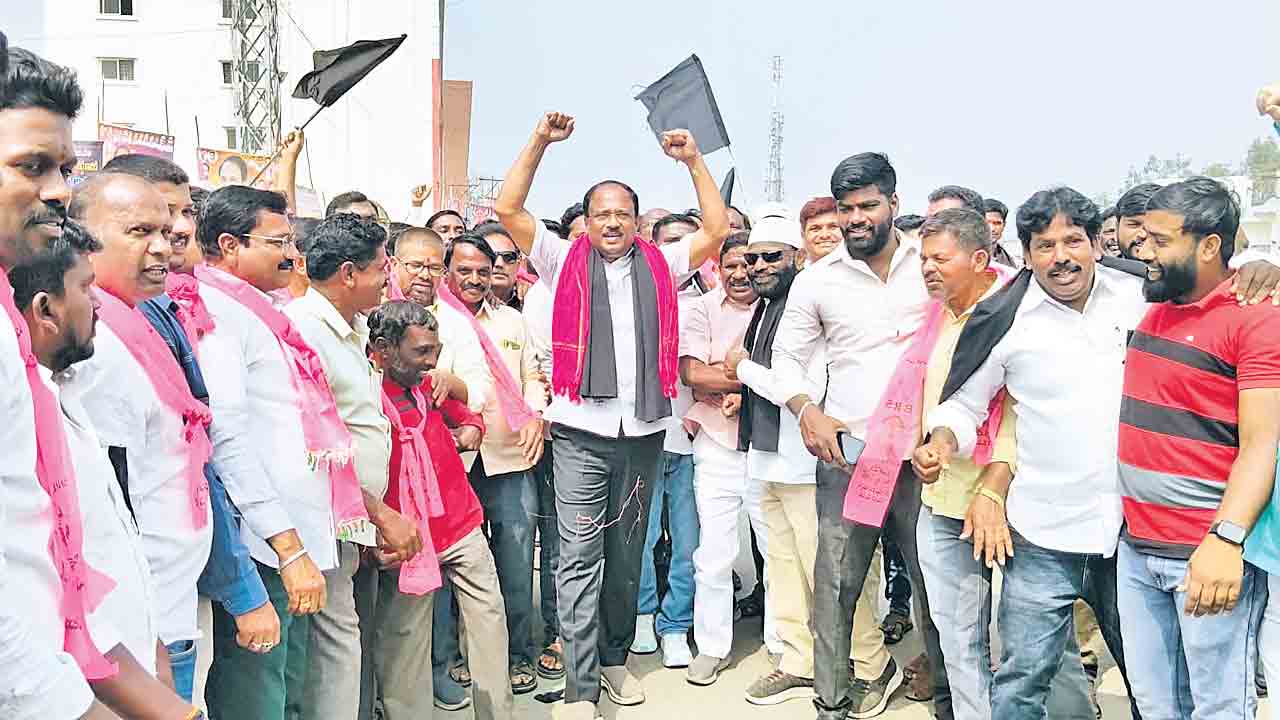  మహబూబ్‌నగర్‌ జిల్లా జడ్చర్లలో నిర్వహించిన నిరసనలో నినాదాలు చేస్తున్న మాజీ మంత్రి లక్ష్మారెడ్డి