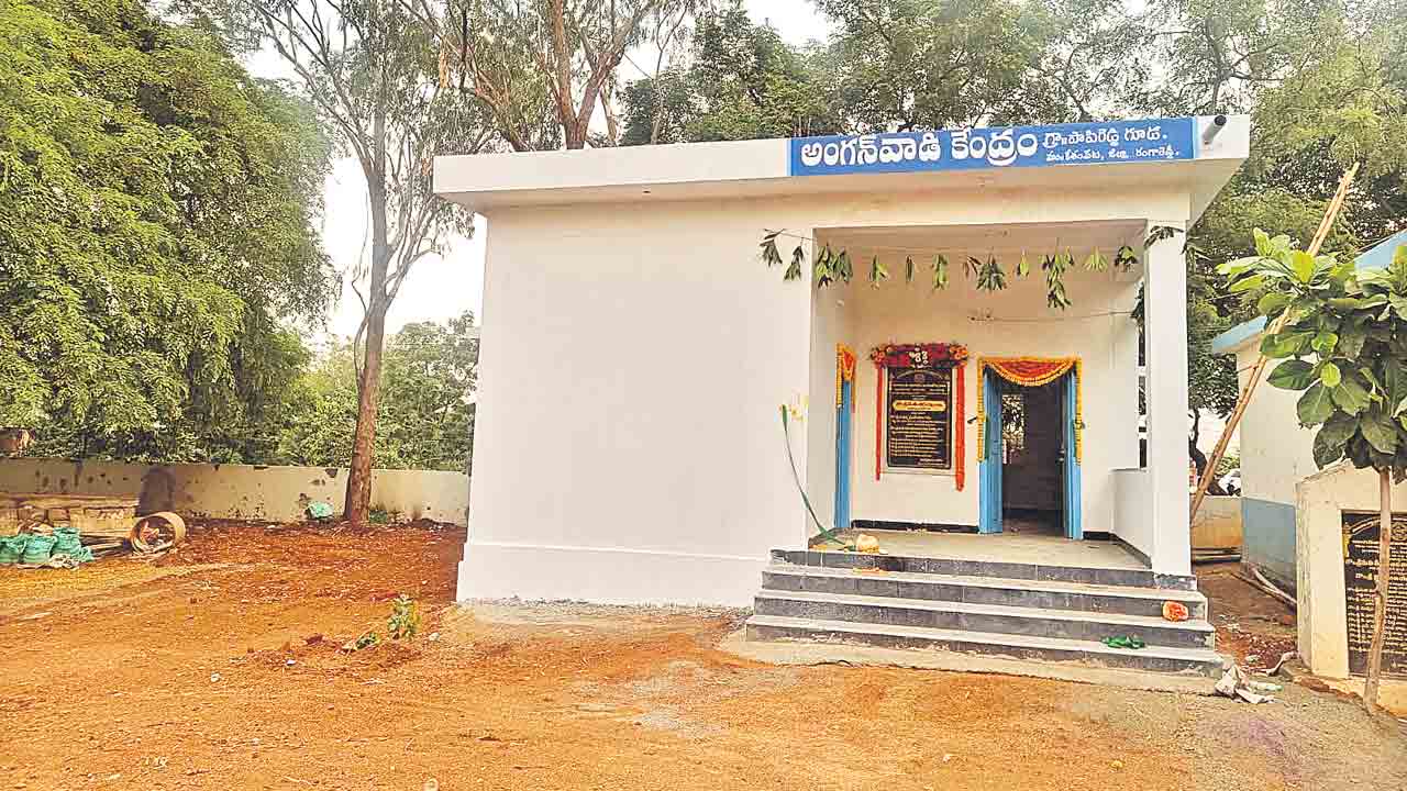 అంగన్‌వాడీలపై రాజకీయ నీడ.. కేంద్రాలపై పొలిటికల్‌ పెత్తనమా?