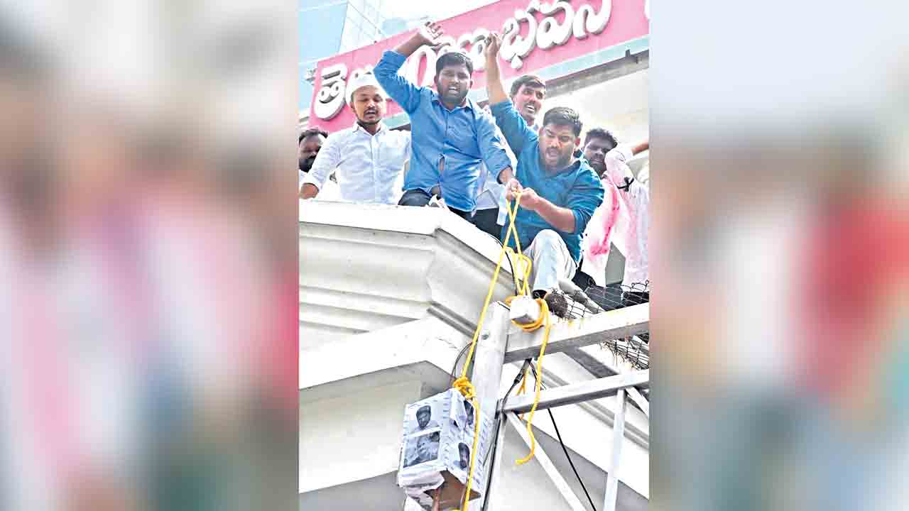 హైదరాబాద్‌లోని తెలంగాణభవన్‌పై సీఎం రేవంత్‌రెడ్డి దిష్టిబొమ్మకు ఉరివేస్తున్న పార్టీ నాయకులు