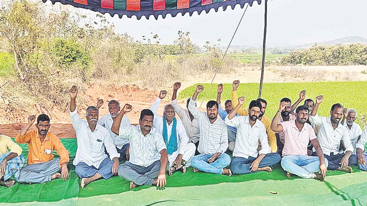కాలువకు నీళ్లియ్యకపోతే ఆమరణ దీక్ష చేస్తం