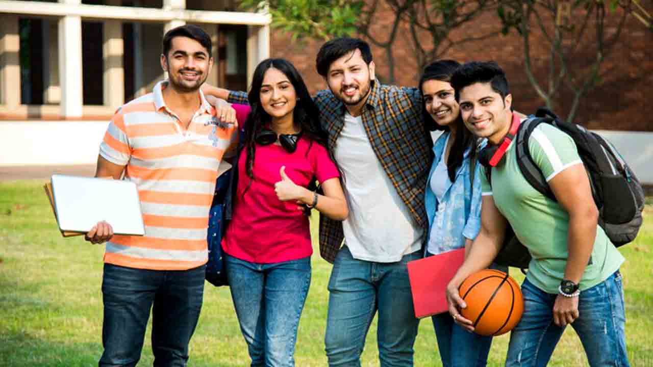 విదేశీ విద్యపై మనోళ్లకు విముఖత.. రెండేండ్లలో 31 శాతం తగ్గుదల