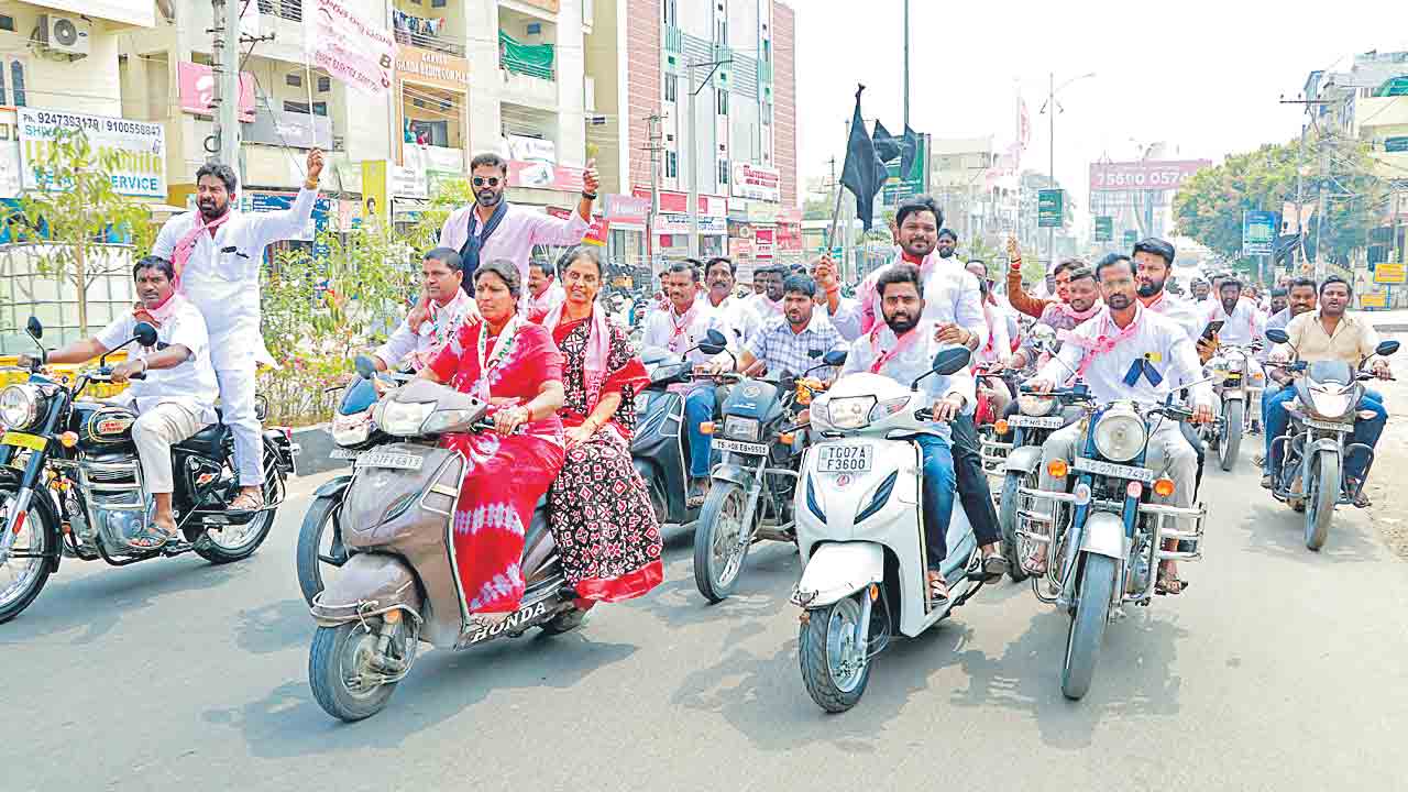 రంగారెడ్డి జిల్లా మహేశ్వరంలో బైక్‌ ర్యాలీలో పాల్గొన్న మాజీ మంత్రి సబితాఇంద్రారెడ్డి