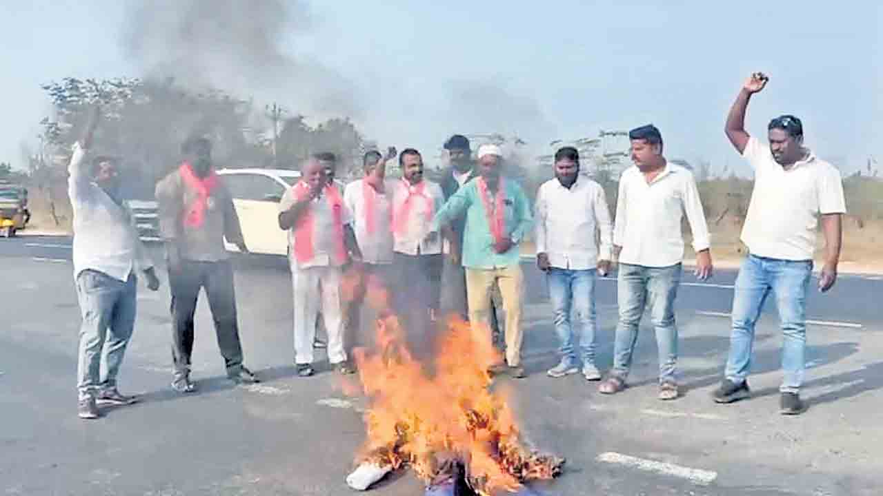 ఆదిలాబాద్‌ జిల్లాలోని హైదరాబాద్‌-నాగ్‌పూర్‌ జాతీయ రహదారి-44పై సీఎం రేవంత్‌రెడ్డి దిష్టిబొమ్మను దహనం చేస్తున్న మాజీ మంత్రి జోగు రామన్న, బీఆర్‌ఎస్‌ నాయకులు