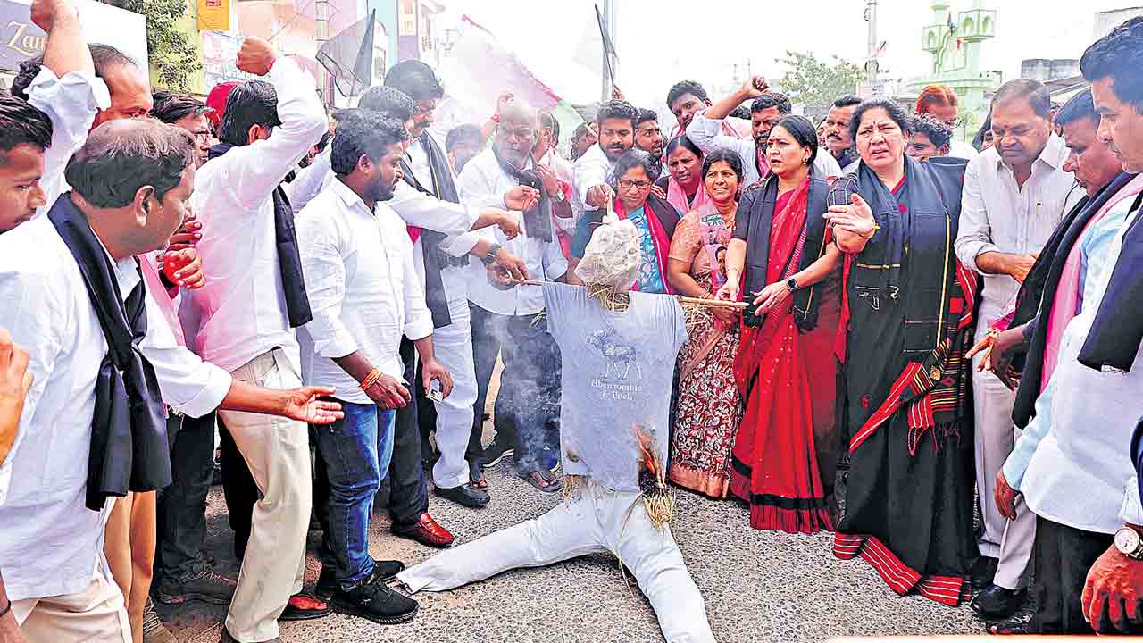 మహబూబాబాద్‌ ఎమ్మార్వో ఆఫీస్‌ కార్యాలయం వద్ద సీఎం రేవంత్‌ రెడ్డి దిష్టిబొమ్మను దహనం చేస్తున్న మాజీ మంత్రి సత్యవతి రాథోడ్‌, మాజీ ఎంపీ మాలోత్‌ కవిత, మాజీ ఎమ్మెల్యే శంకర్‌నాయక్‌, కార్యకర్తలు