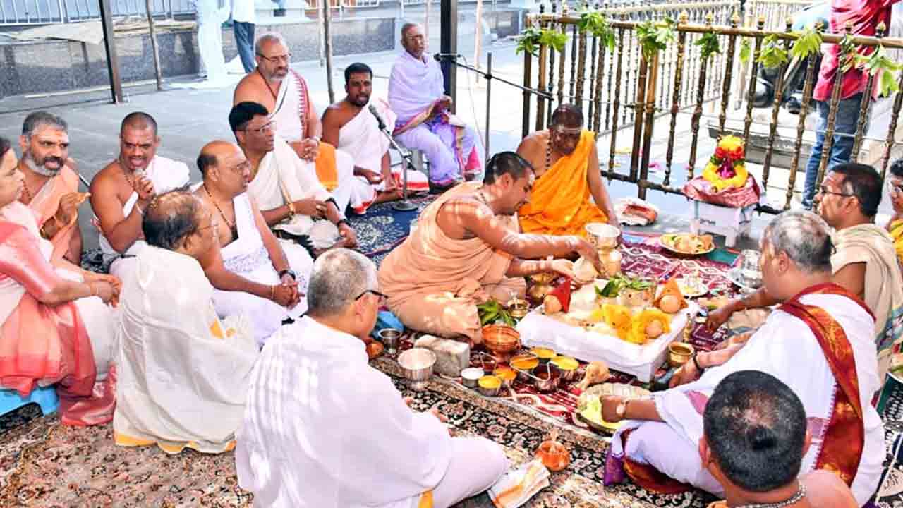 గుట్టలో మహాశివరాత్రి ఉత్సవాలు ప్రారంభం