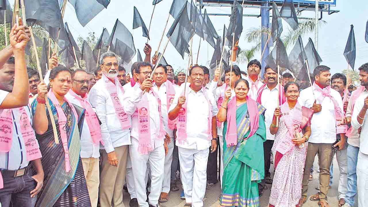 పెద్దపల్లి జిల్లా గోదావరిఖని చౌరస్తాలో నల్లజెండాలు చేతబట్టి నిరసన తెలుపుతున్న మాజీ మంత్రి కొప్పుల ఈశ్వర్‌, బీఆర్‌ఎస్‌ జిల్లా అధ్యక్షుడు కోరుకంటి చందర్‌, నాయకులు