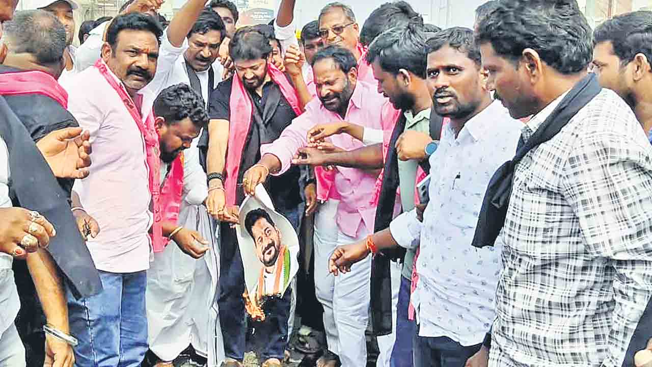 జనగామ జిల్లా స్టేషన్‌ఘన్‌పూర్‌లో సీఎం రేవంత్‌రెడ్డి చిత్ర పటాన్ని దహనం చేస్తున్న ఎమ్మెల్సీ పోచంపల్లి శ్రీనివాస్‌రెడ్డి, మాజీ ఎమ్మెల్యే తాటికొండ రాజయ్య, బీఆర్‌ఎస్‌ శ్రేణులు