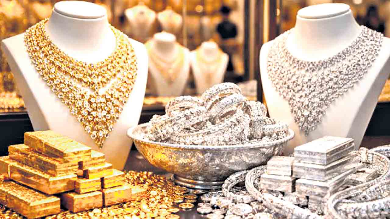 స్పాట్‌లో ఇలా.. ఫ్యూచర్‌లో అలా.. రిటైల్‌ మార్కెట్‌లో తగ్గిన బంగారం, వెండి ధరలు