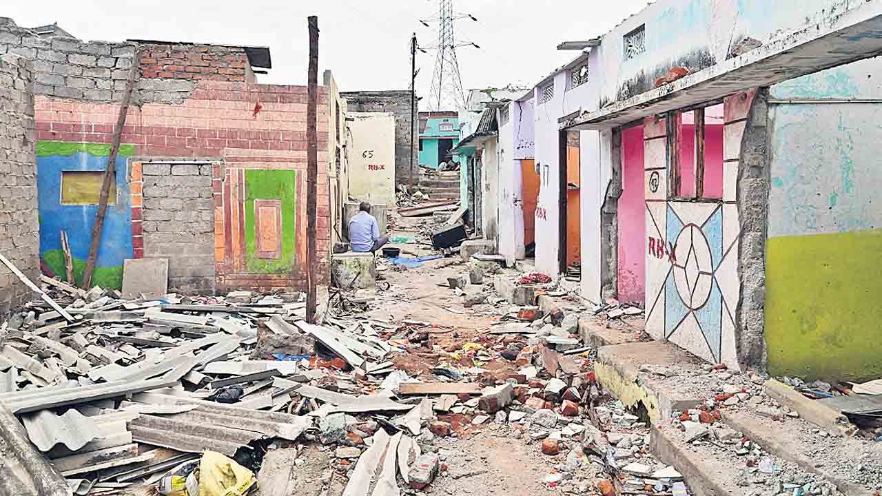 గాంధీ పేరు చెప్పి కూలుస్తరా.. సర్కార్‌పై మూసీ పరీవాహక కాలనీవాసుల మండిపాటు