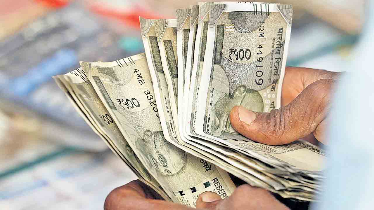 పని చేయాలా.. ఫోన్‌పే చెయ్‌.. దక్షిణ డిస్కమ్‌ ఇంజినీర్ల ముడుపుల బాగోతం