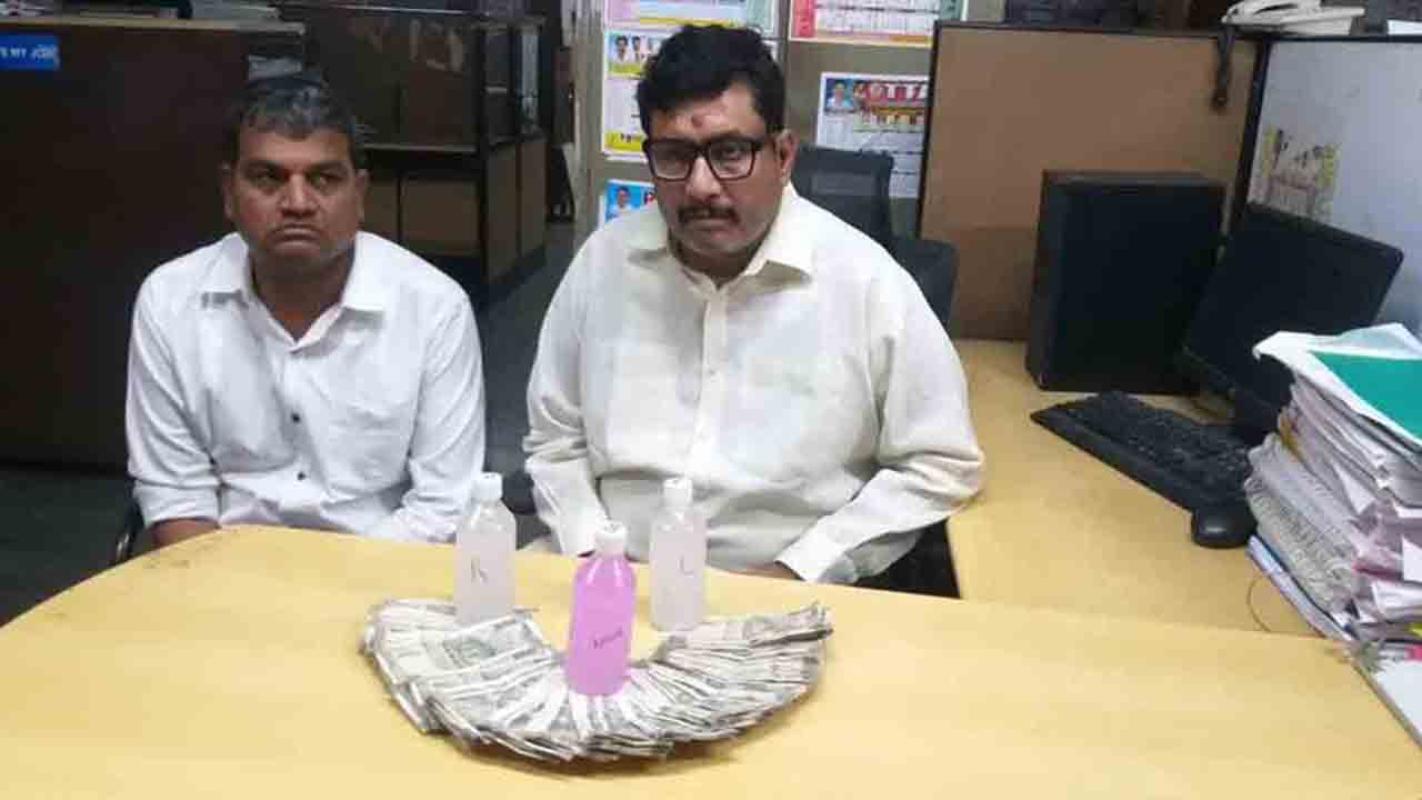 ఎన్‌వోసీ జారీకి 70 వేలు డిమాండ్‌.. ఏసీబీకి చికిన విద్యాశాఖ ఉద్యోగులు