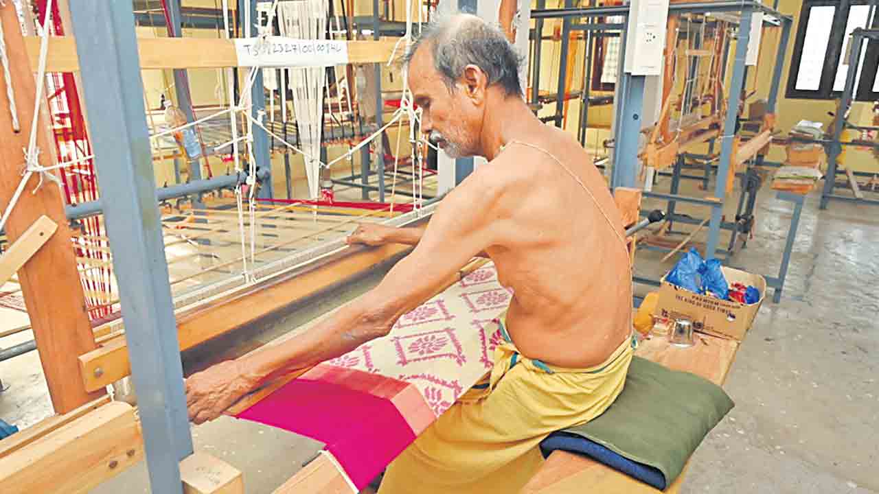 వడ్డీ చెల్లిస్లేనే మాఫీ.. చేనేత రుణమాఫీకి బ్యాంకులు కొర్రీ..