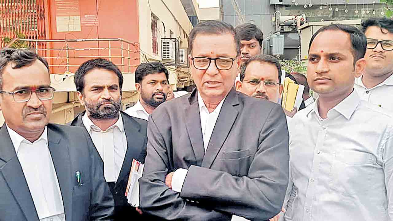 ‘కేసు’లో రాళ్లు..‘కస్టడీ’లో మారణాయుధాలా?