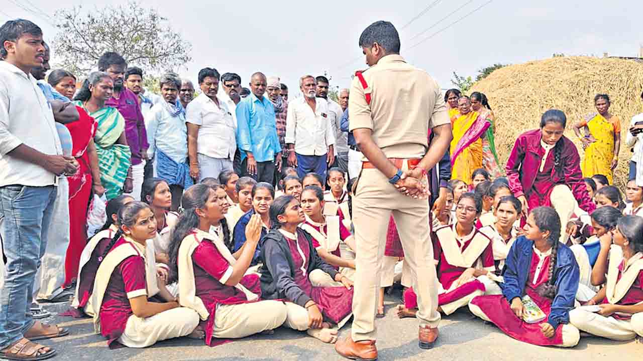 సమస్యలు పరిష్కరించాలని రోడ్డెక్కిన విద్యార్థినులు