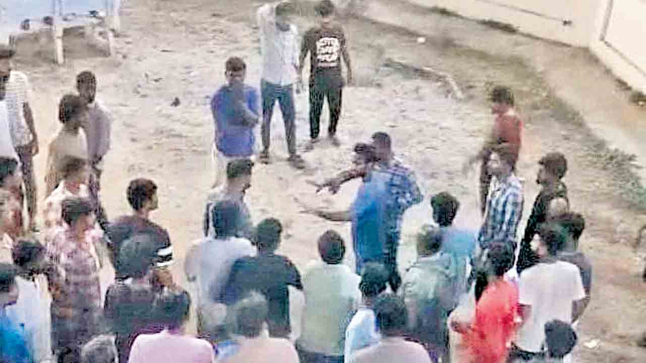 కేయూలో చికెన్‌ లొల్లి.. ఎంబీఏ, ఎకనామిక్స్‌ విద్యార్థుల మధ్య ఘర్షణ